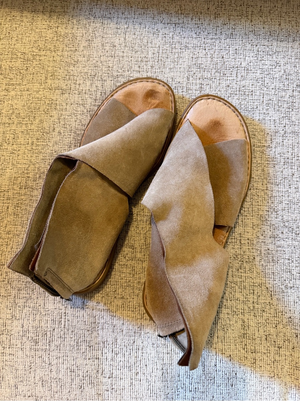 Born brand leather sandals
Size 9
Great condition
Originally 100$
